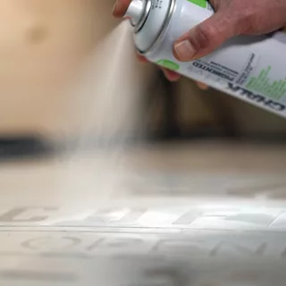 Montana chalk spray wird in einer Nahaufnahme beim sprühen gezeigt.